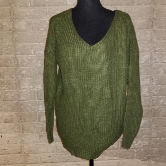 ๐๐HOST PICK๐๐ Very Gorgeous HUNTER GREEN knot sweater - Picture 5 of 8